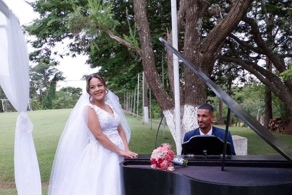 Casal de noivos no piano