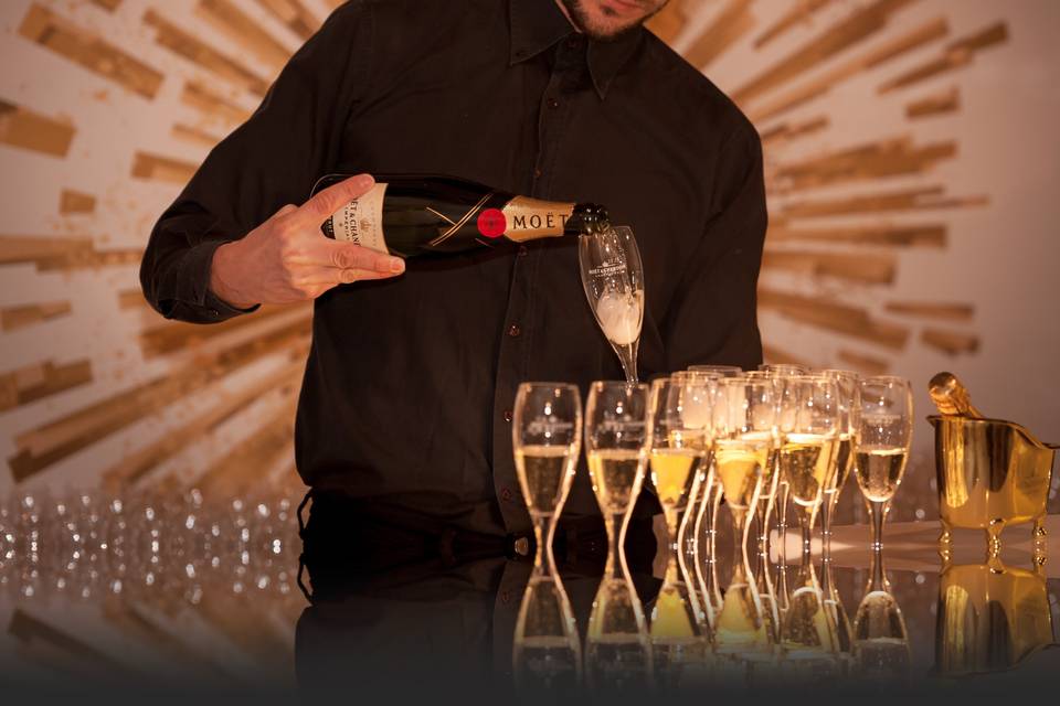 Barman servindo champagne