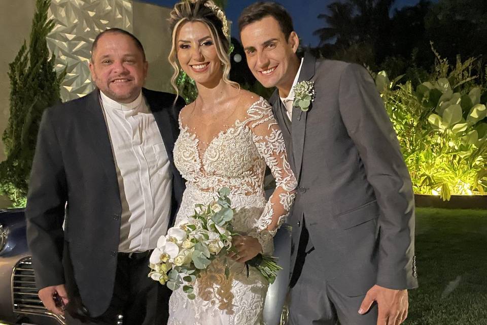 Padre e os noivos