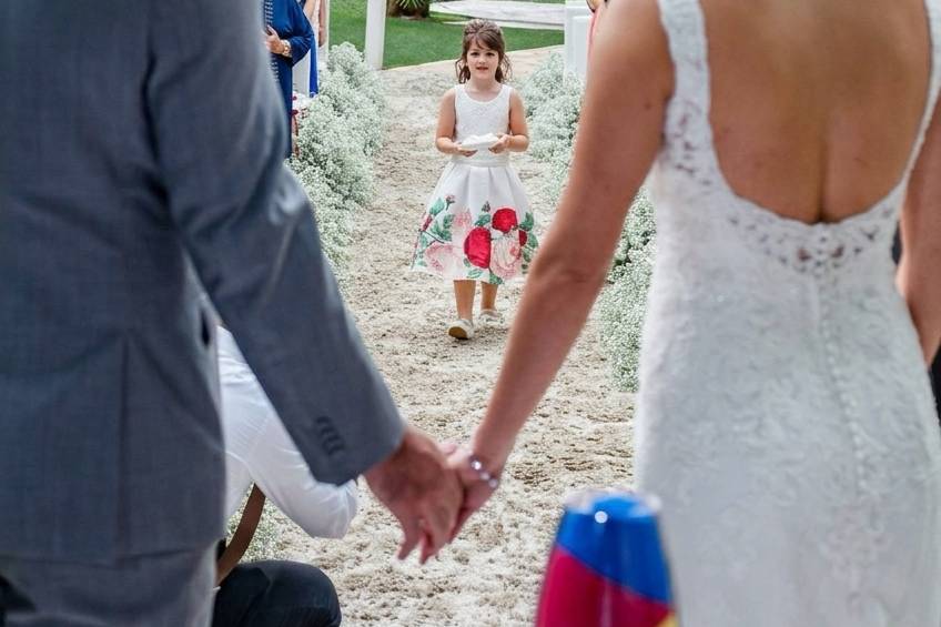 Daminha com as Alianças