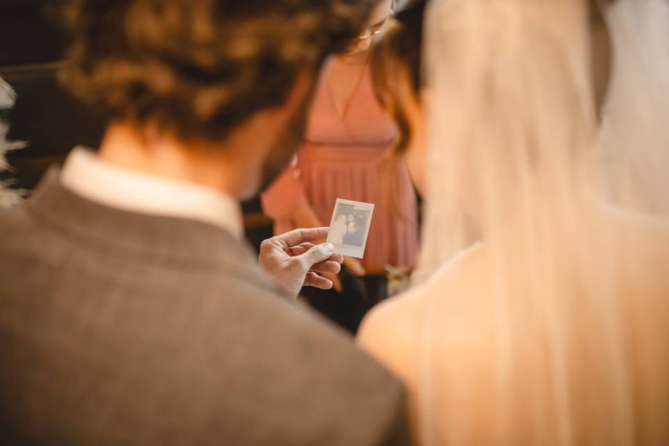 Noivos com foto polaroid