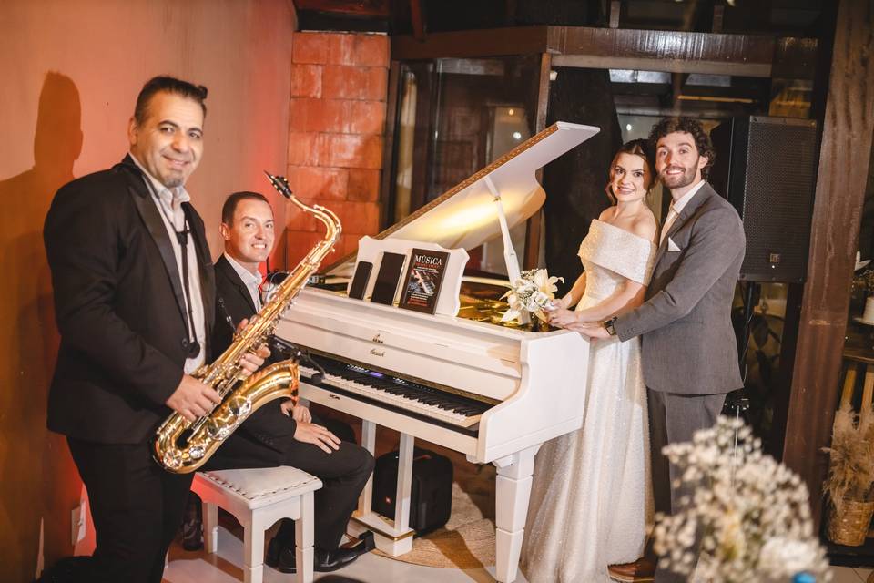 Noivos com músicos