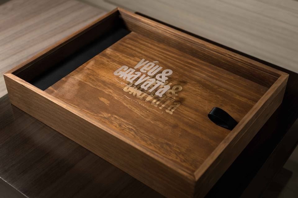 Álbum e caixa feita na madeira