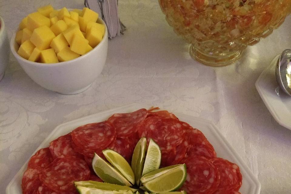 Salame na área das saladas