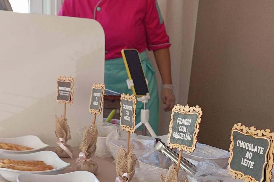 Doces e salgados.
