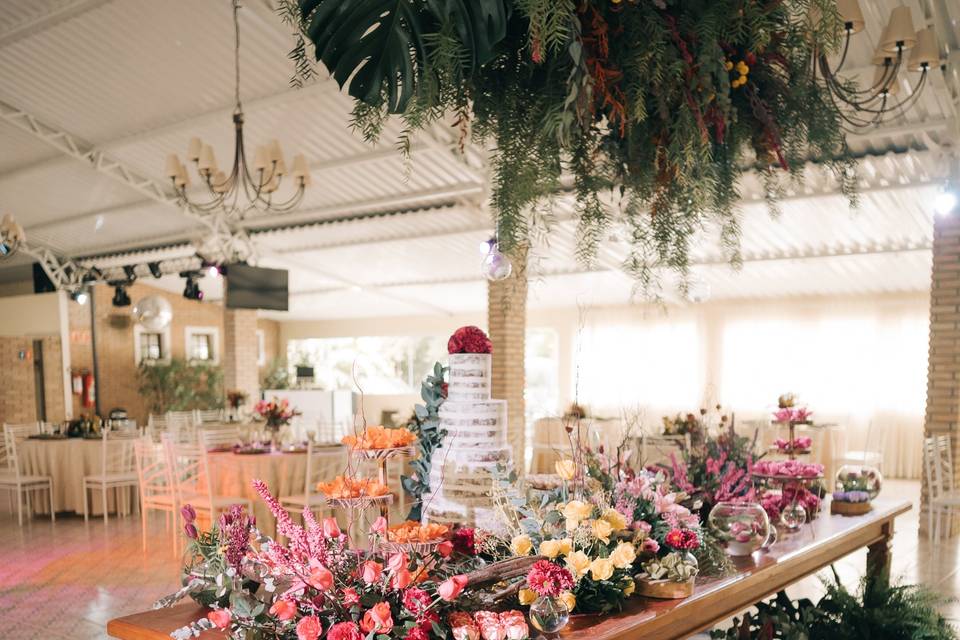 Mesa de doces na frente