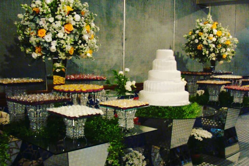 Mesa de bolo e doces.