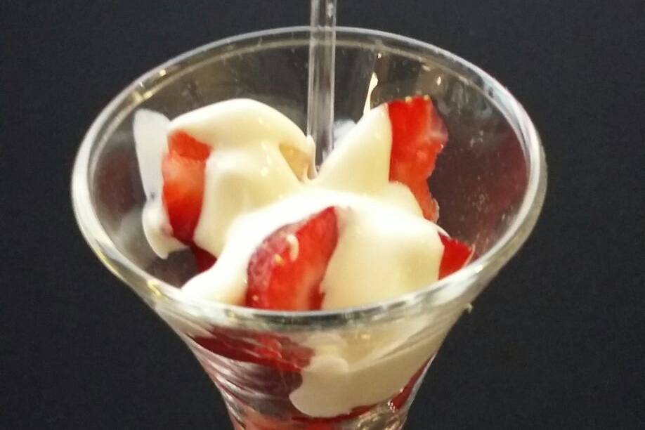 Taça morango com creme leite