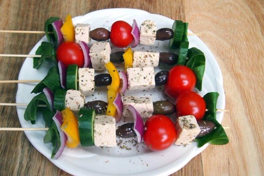 Espetinho de salada com queijo