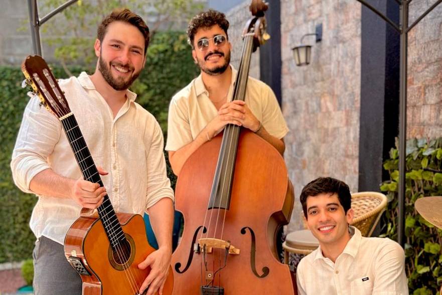 Trio com bateria e contrabaixo