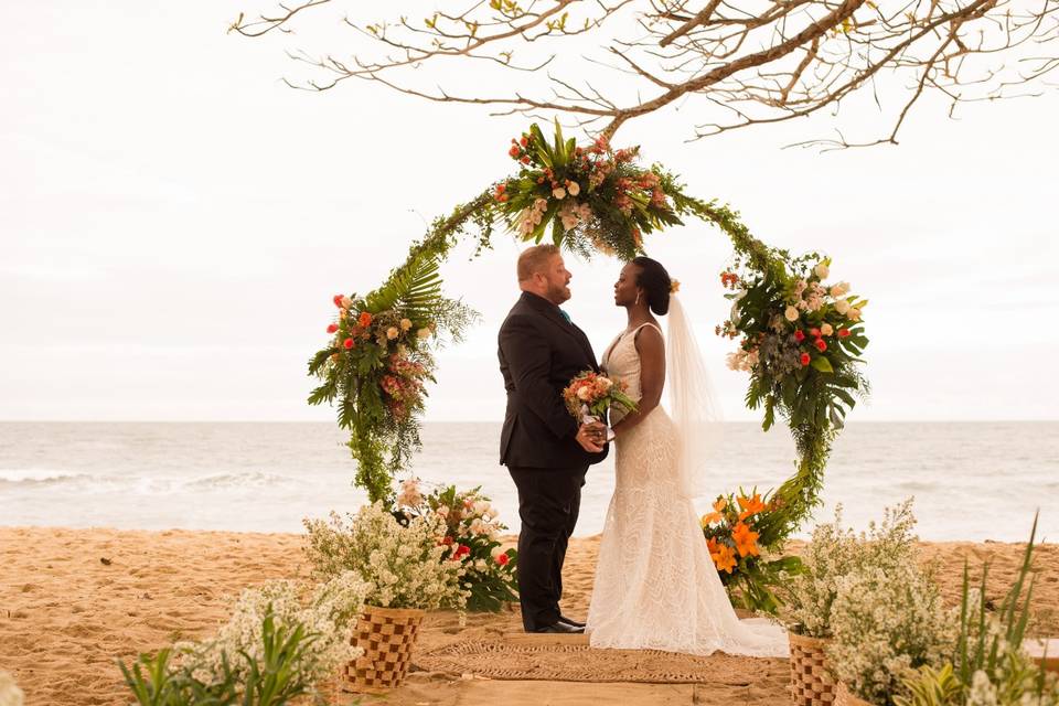 Elopement com Arco em Flores