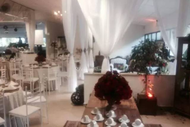 Decoração de salão e mesas