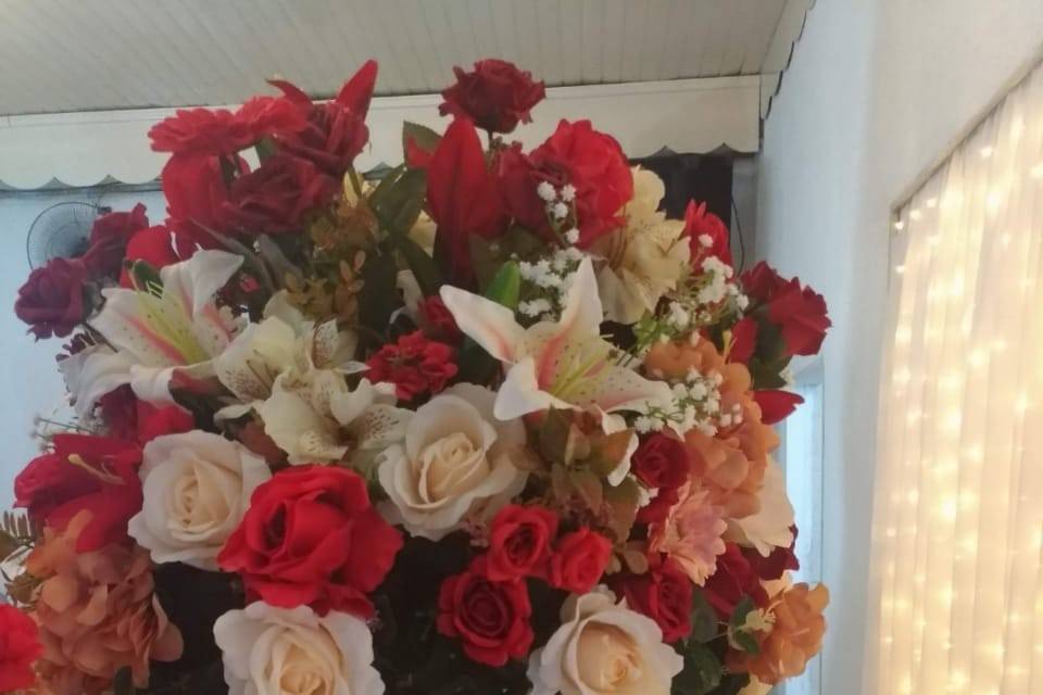 Mesa rustica flores vermelha