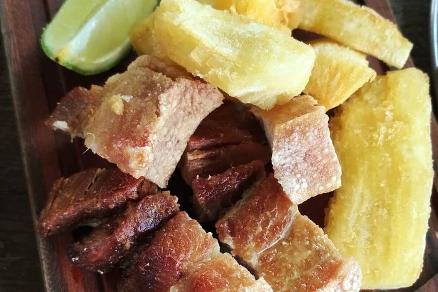 Panceta com mandioca