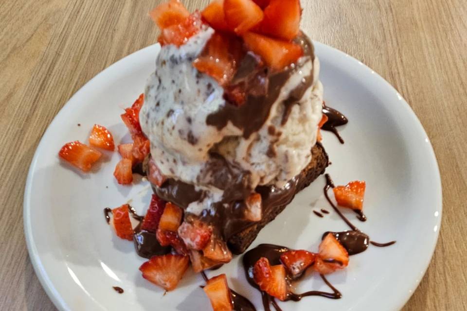 Brownie com sorvete e morangos