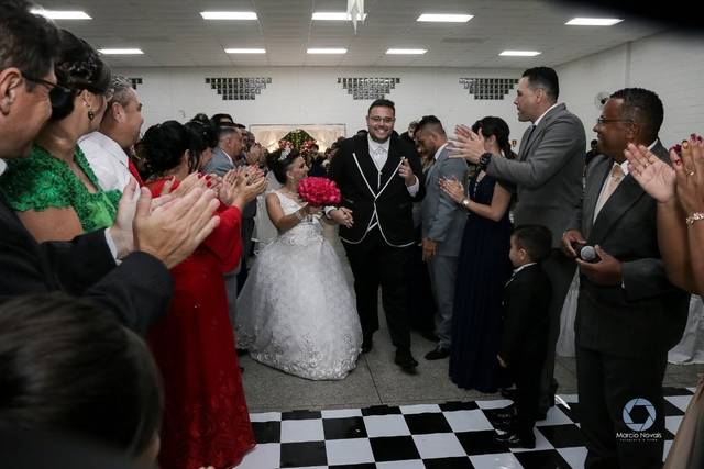 Entrada dos noivos no salão