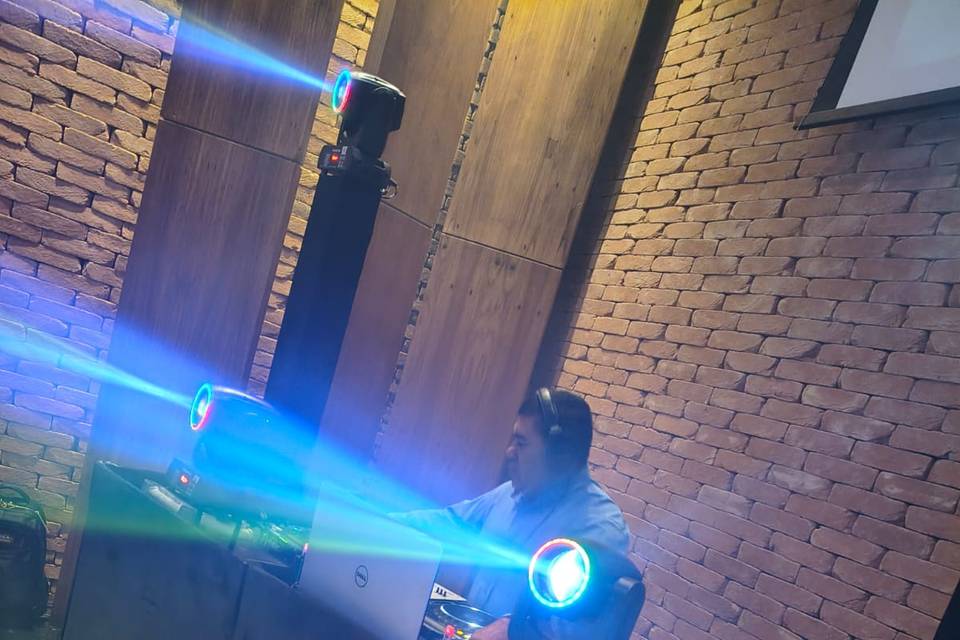 HOUSE DJ
