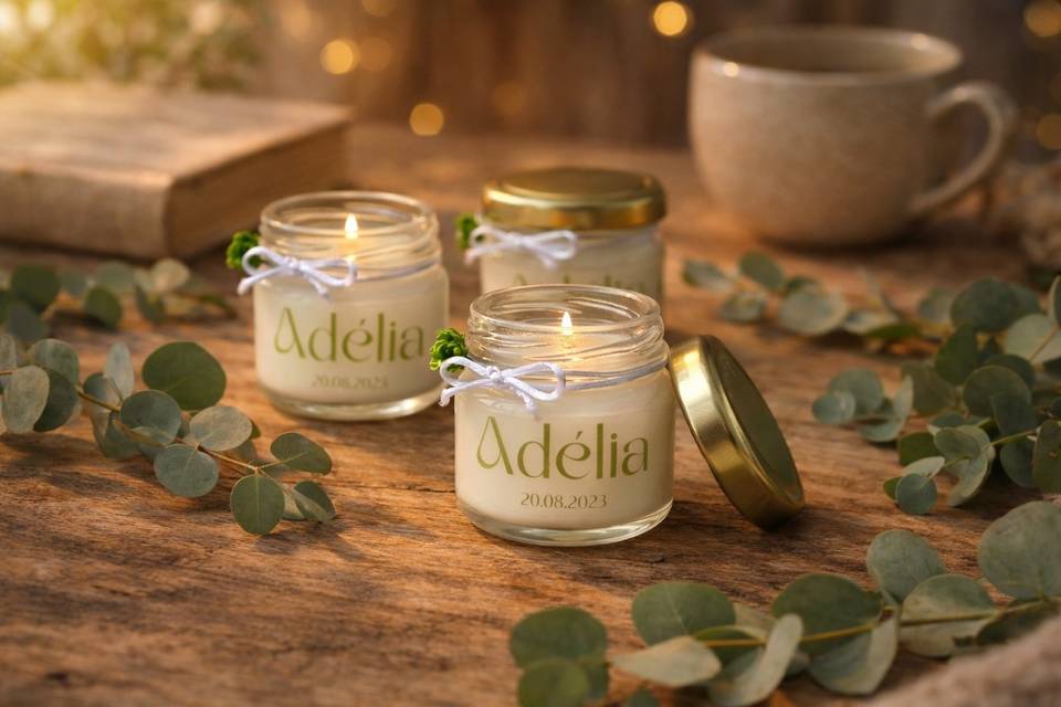 Vela mini com flores e fita.