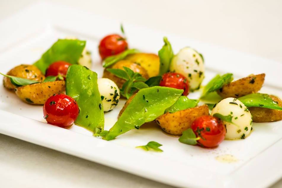 Salada morna com batatinhas, vagem, tomate cereja,