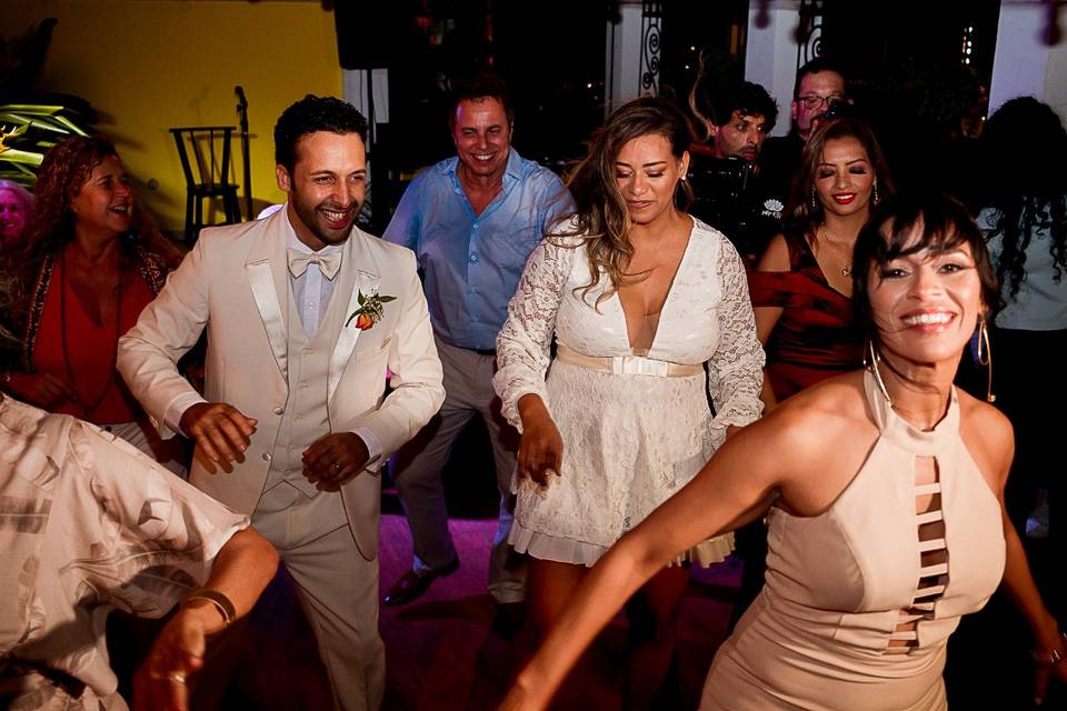 Dança noivos e convidados