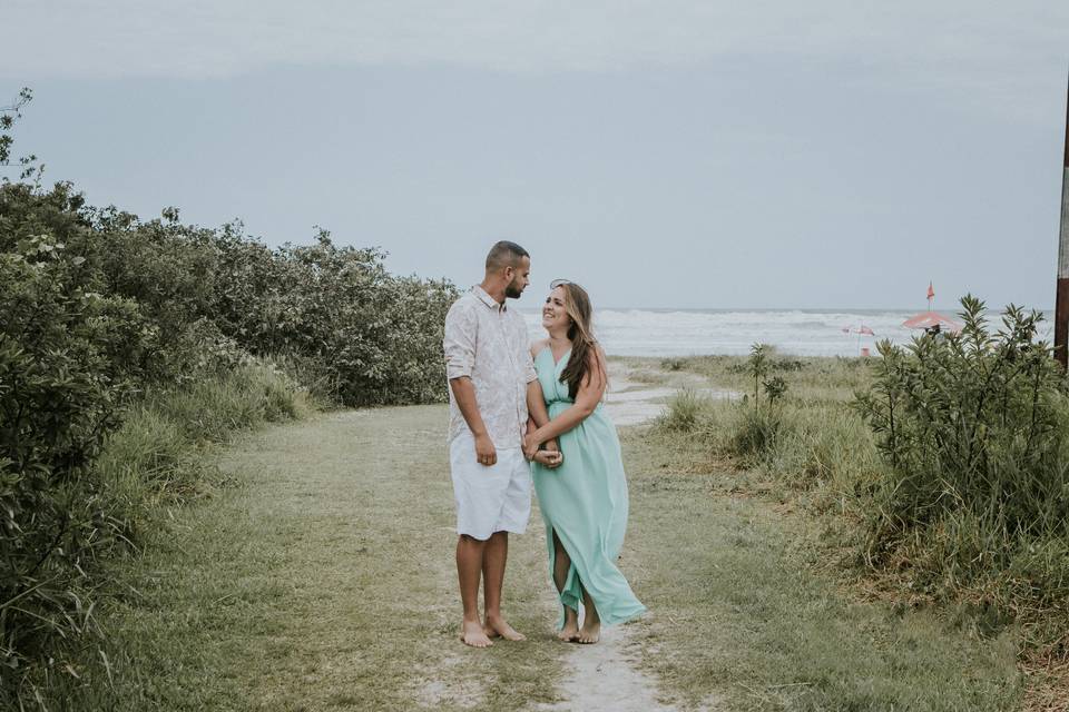 Casal de mãos dadas na praia