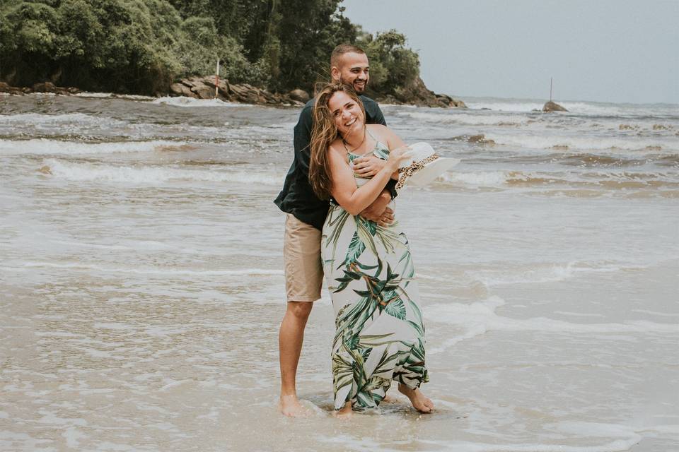 Casal abraçados na praia