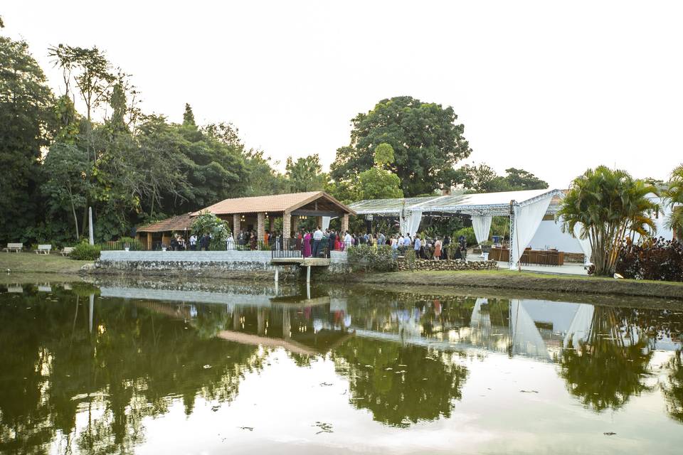 Vista do salão pelo lago