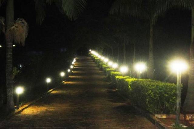 Entrada da chácara iluminada
