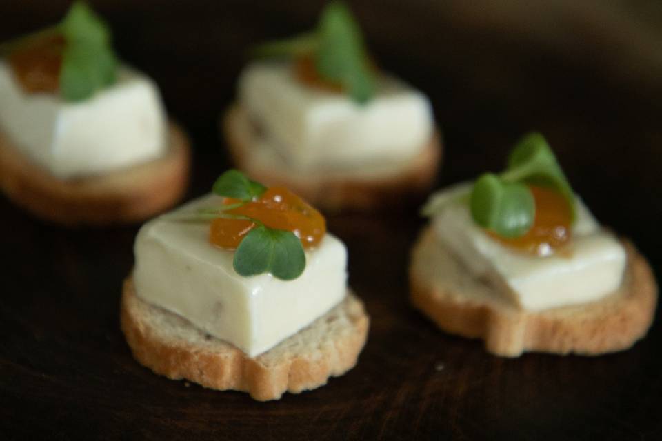 Canapé de brie com damasco