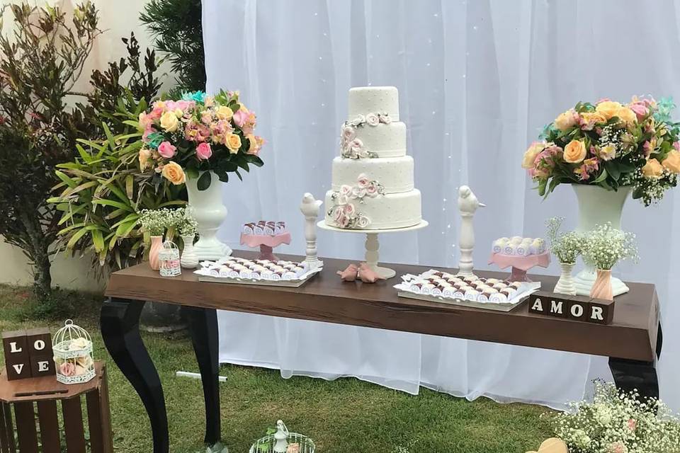Mesa do bolo no gramado