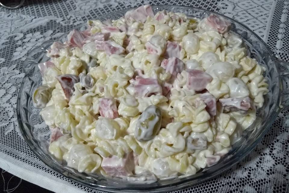 Massa, salada com frios