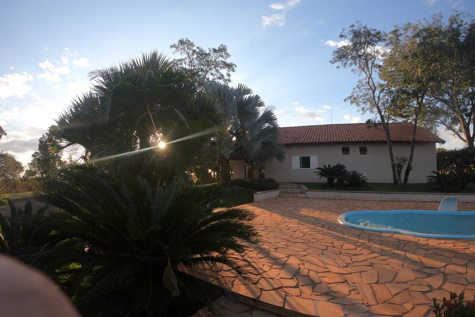 Piscina e casa de hóspedes