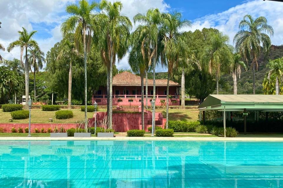 Cenário com piscina e charme