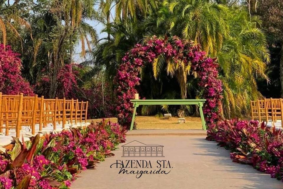Arco floral no jardim