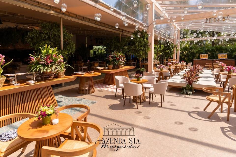 Salão com vista para o jardins