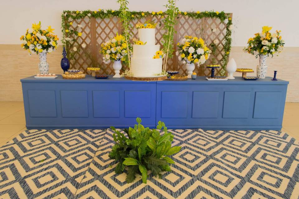 Decoração azul royal e amarelo