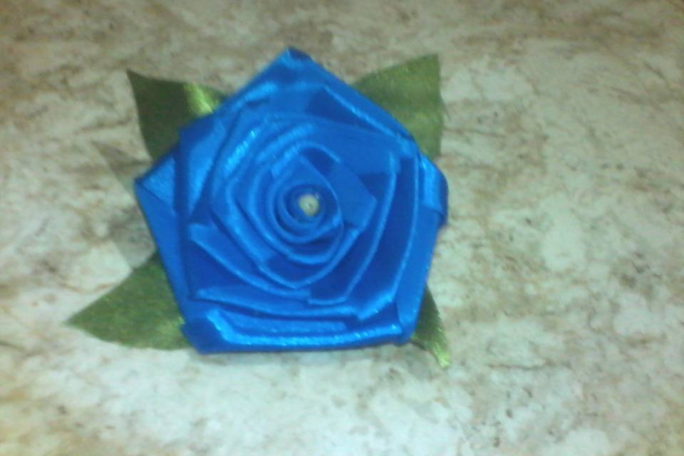 Rosa de cetim azul royal