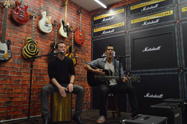 Duo: voz, violão e percussão