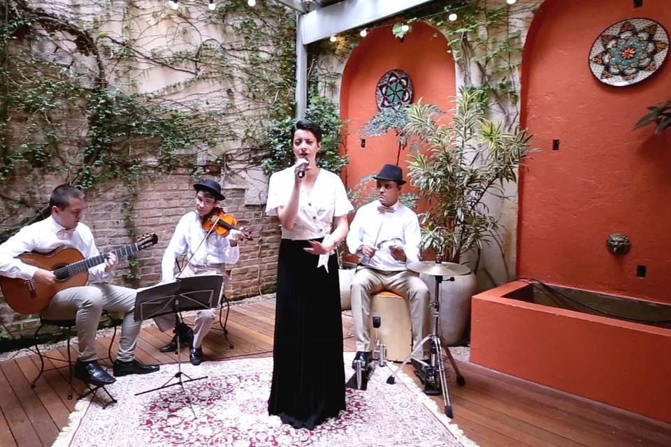 Voz, violão, violino e cajón