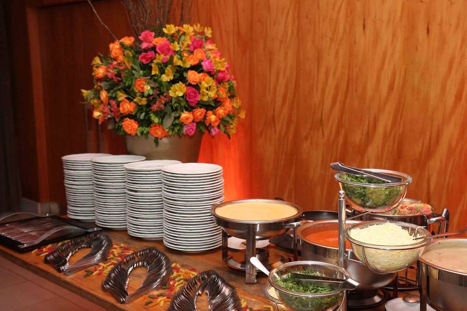 Buffet com arranjo de flor