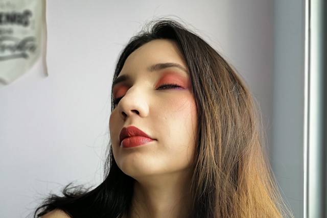 Maquiagem fresh com tons coral