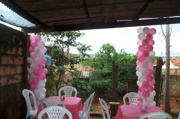 Decoração com balões colunas branca com rosa