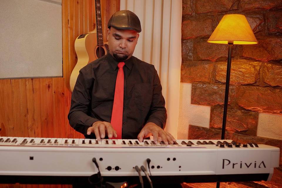 PIANO , LINDO COM VOZ E VIOLIN