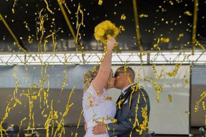 Casamento tenda ao fundo