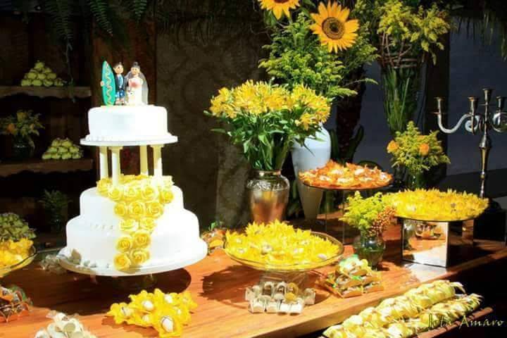 Mesa de bolo em amarelo