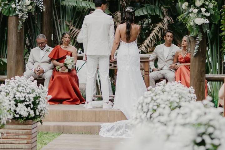 Casal entregue ao altar