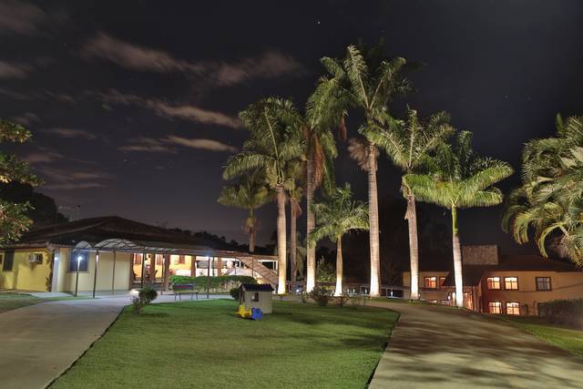 Entrada durante a noite