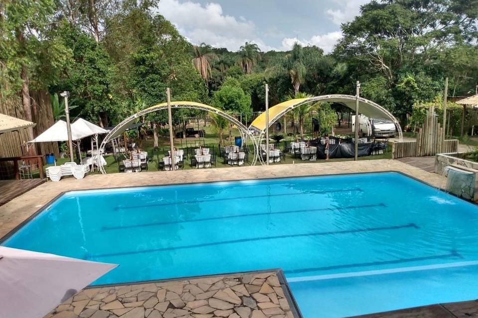 Vista da piscina e gramado