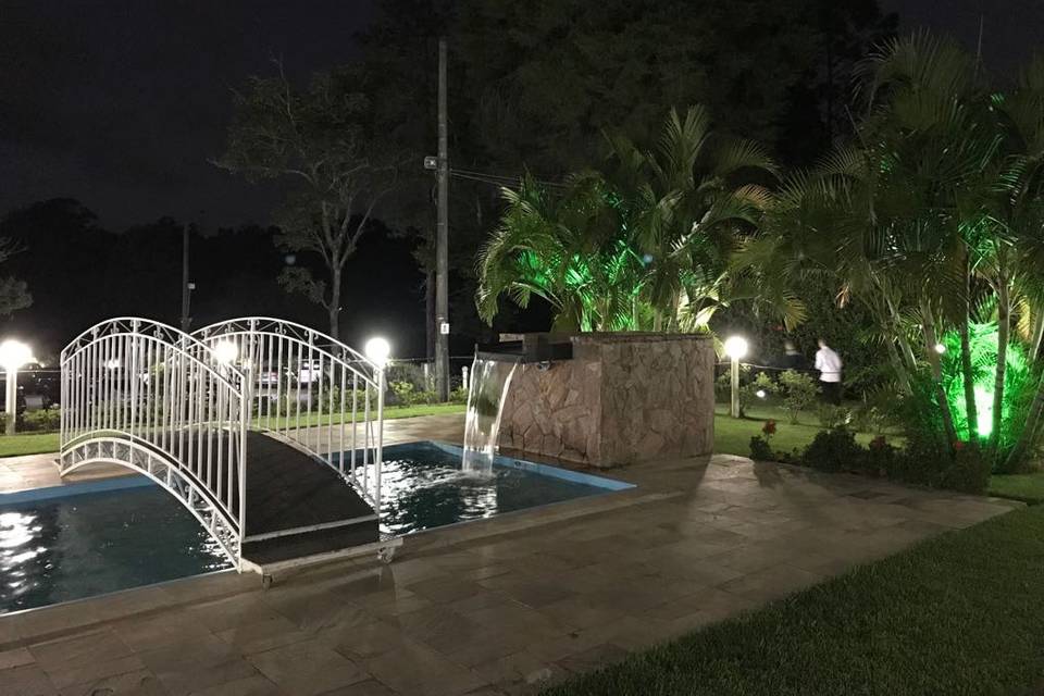 Piscina jardim iluminado