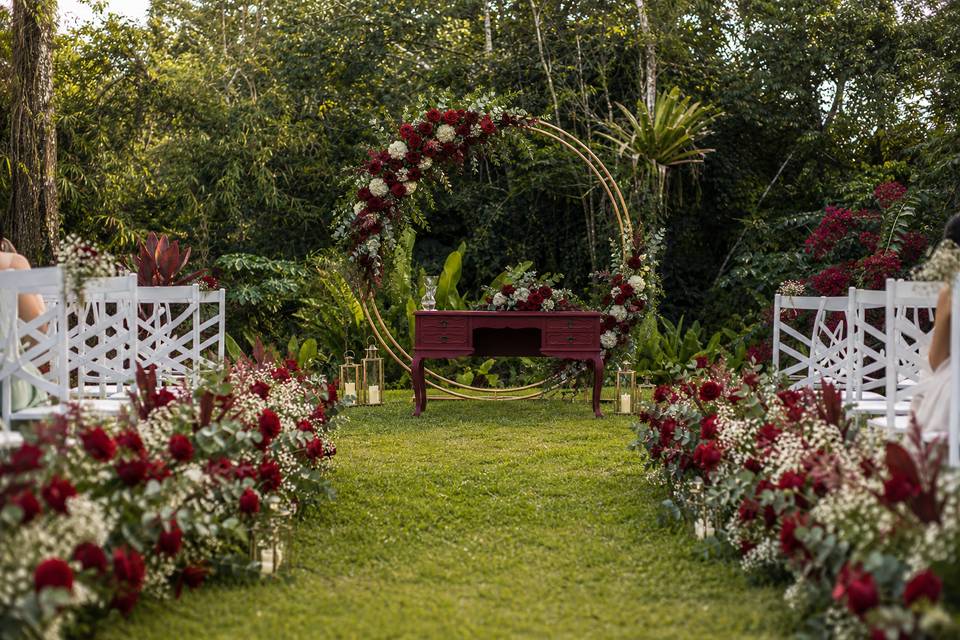 Altar com arco de flores
